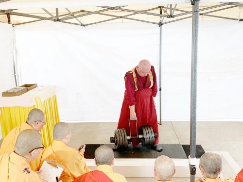 世界佛教正心会举办金刚钩拿杵上座测试 没有人完成180磅