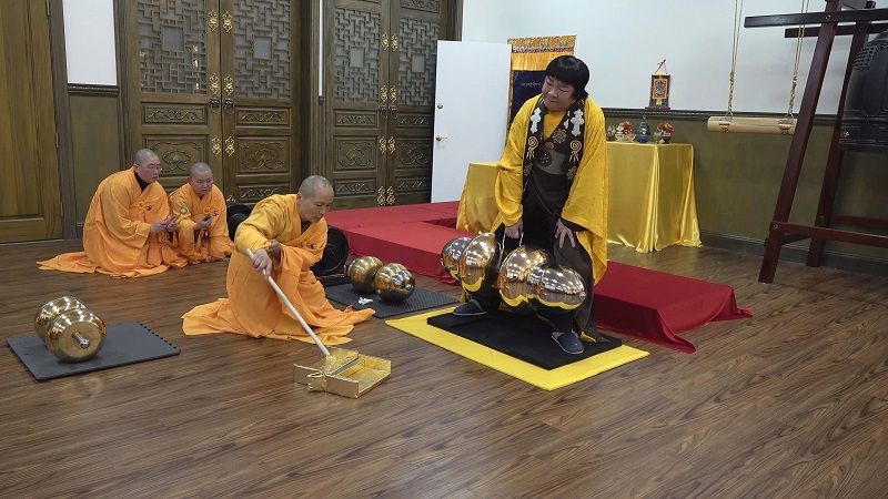 世界佛教教皇南无第三世多杰羌佛 单手勾提437.2磅金刚杵(维加斯新闻网)