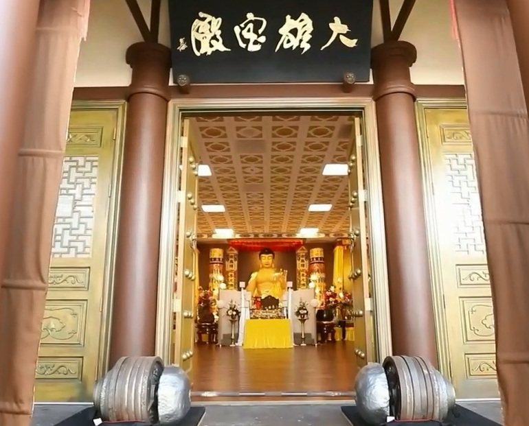 旺扎上尊展显金刚力 在圣迹寺提起千斤拦殿金刚杵