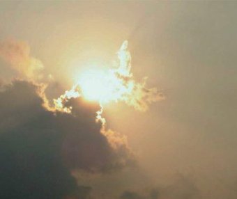 南无观世音菩萨现身虚空 白色莲花托足 庄严无比