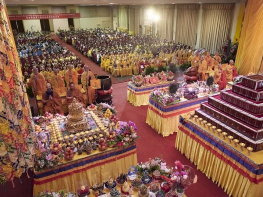 恭迎南无第三世多杰羌佛佛诞法会 圣典传世,百人献供,祈祷世界吉祥昌盛