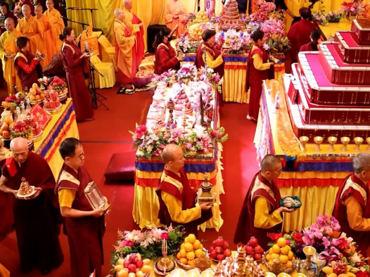 2024 年恭迎南无第三世多杰羌佛佛诞法会 圣典传世 百人献供