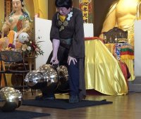 世界佛教教皇南无第三世多杰羌佛 单手勾提437.2磅金刚杵