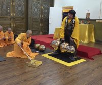 世界佛教教皇南无第三世多杰羌佛 单手勾提437.2磅金刚杵（维加斯新闻网）