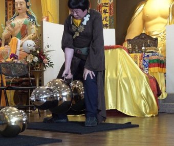 世界佛教教皇南无第三世多杰羌佛 单手勾提437.2磅金刚杵