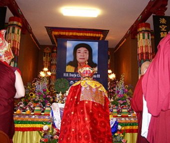 恭迎《多杰羌佛第三世》宝书大法会 芳香甘露凌空降下观众称奇