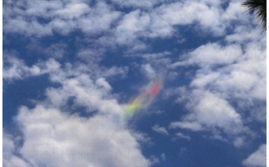 佛母和大德仁者的长寿祈请法会出现的浓密彩云