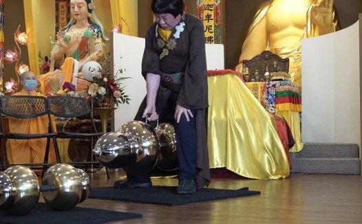 世界佛教教皇南无第三世多杰羌佛 单手勾提437.2磅金刚杵