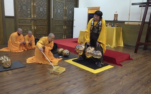 世界佛教教皇南无第三世多杰羌佛 单手勾提437.2磅金刚杵(维加斯新闻网)