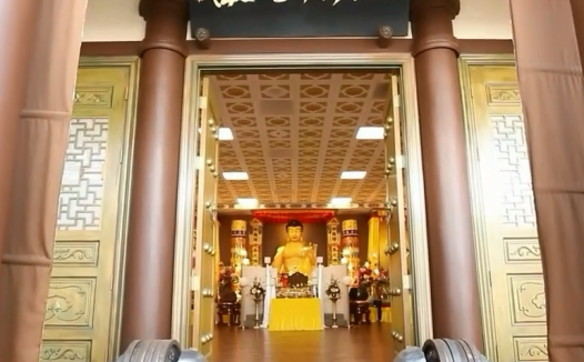 旺扎上尊展显金刚力 在圣迹寺提起千斤拦殿金刚杵