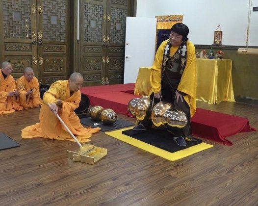 世界佛教教皇南无第三世多杰羌佛 单手勾提437.2磅金刚杵(维加斯新闻网)